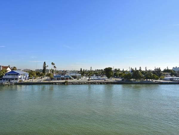 Luxurious Bayfront Condo Steps to beach